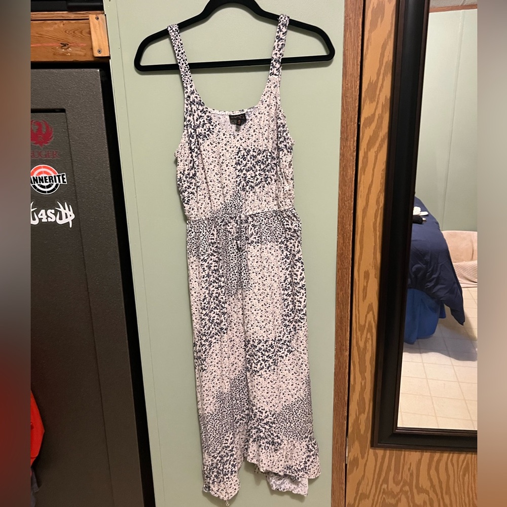 SOLD Women’s white & blue midi dress